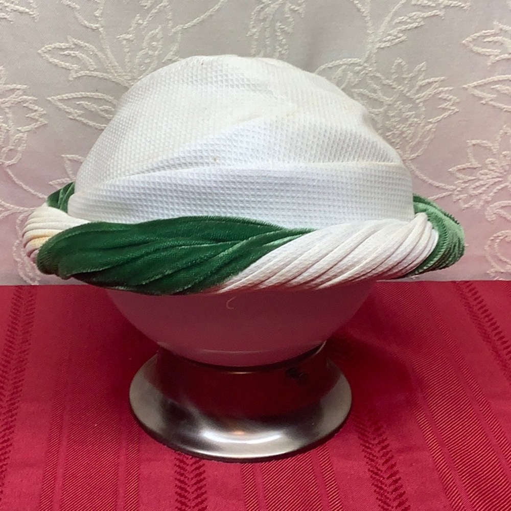 1951 vintage hat.  See photos for detail. Does need some TLC to restore.
